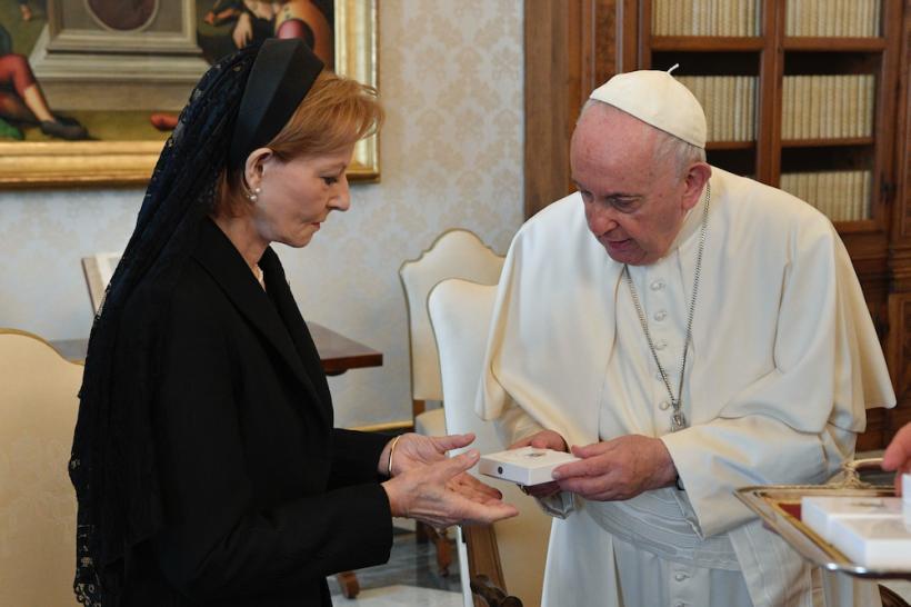 Majestatea Sa Margareta, întâlnire cu Papa Francisc la Vatican. Cadou simbolic oferit de Casa Regală
