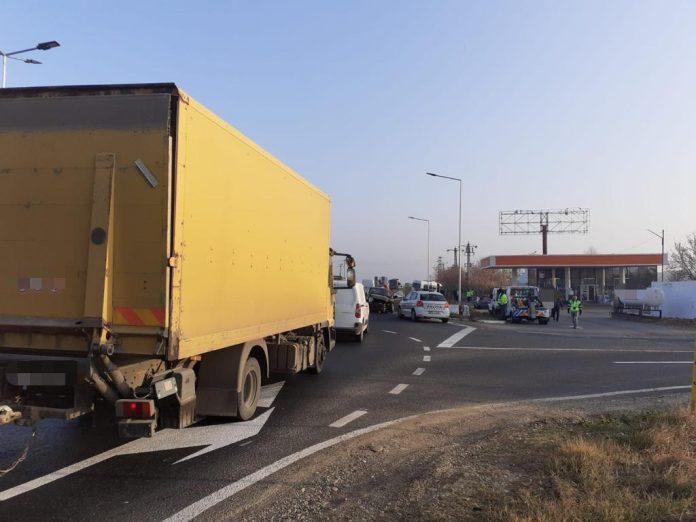 Nouă persoane rănite, după ce un microbuz și un autoturism s-au lovit pe o șosea din Vrancea 18808401