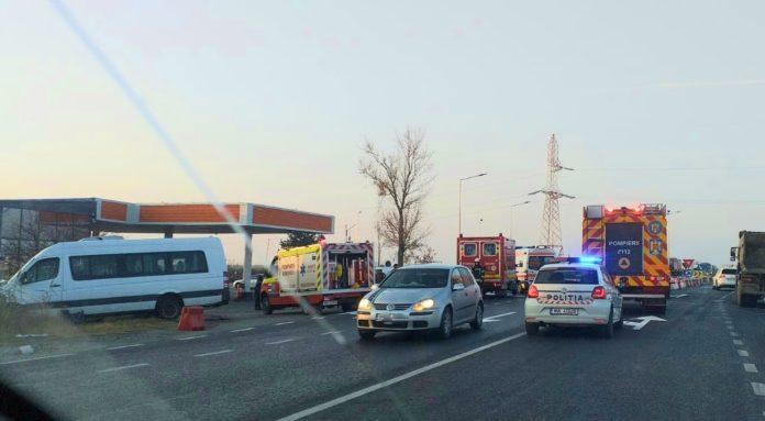 Nouă persoane rănite, după ce un microbuz și un autoturism s-au lovit pe o șosea din Vrancea 18808402