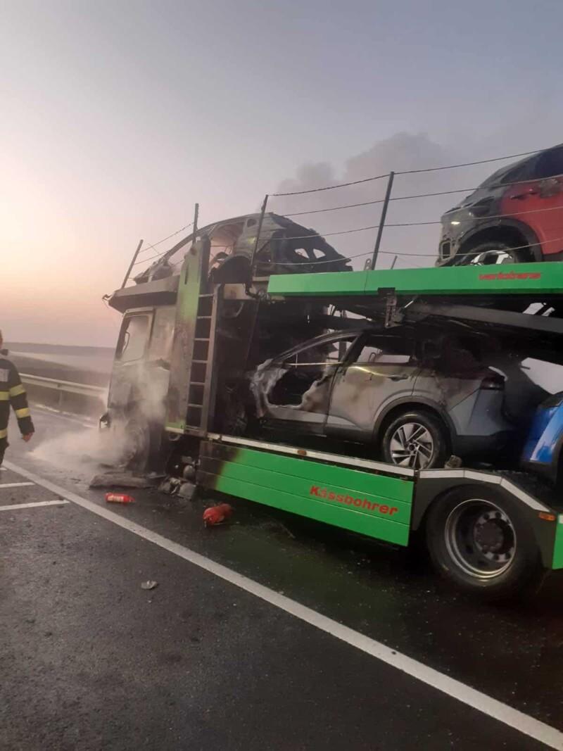 O autoplatformă ce transporta opt autoturisme a luat foc la intrarea pe Drumul Expres 12, dinspre Craiova. Traficul este blocat 18808392