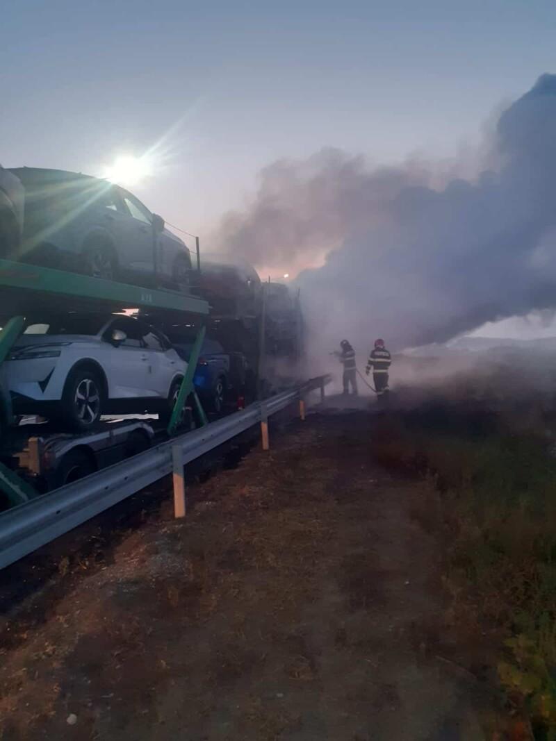 O autoplatformă ce transporta opt autoturisme a luat foc la intrarea pe Drumul Expres 12, dinspre Craiova. Traficul este blocat 18808394