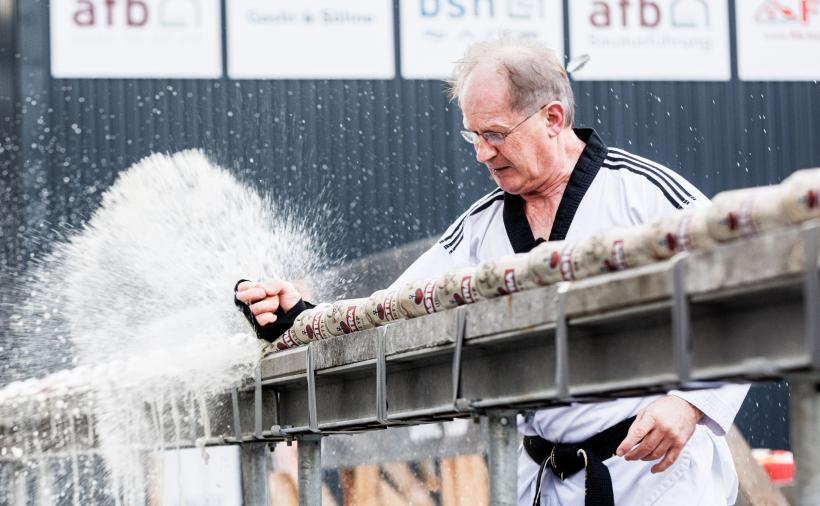 Nou record mondial: 53 de cutii de bere, o singură mână, un ou crud și 30 de secunde 18808607