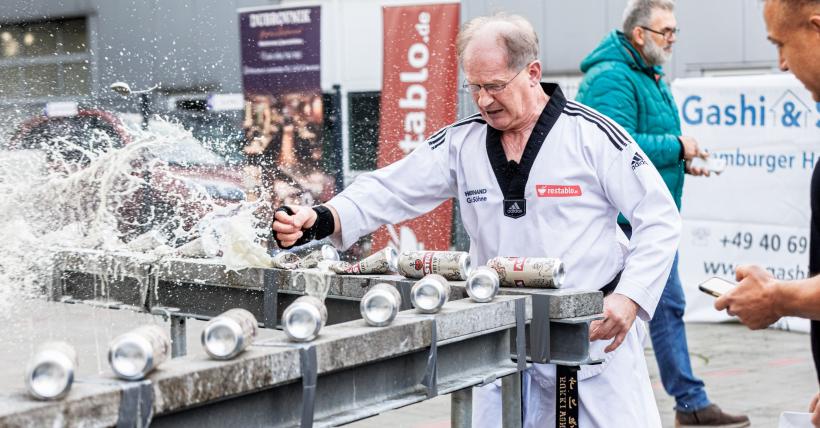 Nou record mondial: 53 de cutii de bere, o singură mână, un ou crud și 30 de secunde 18808608