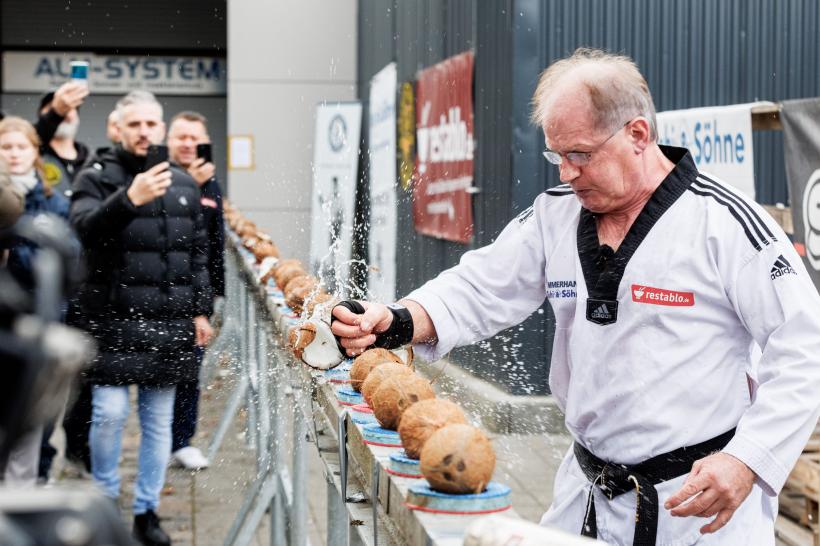 Nou record mondial: 53 de cutii de bere, o singură mână, un ou crud și 30 de secunde 18808609