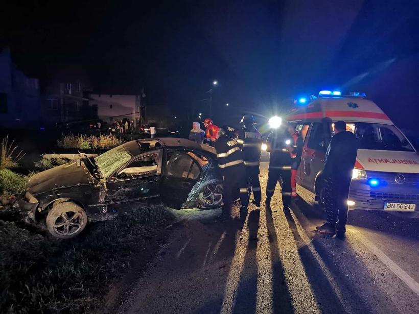 Tragedie în Bistrița-Năsăud. Un adolescent a murit și alți doi au fost răniți după ce au intrat cu mașina într-un stâlp de beton