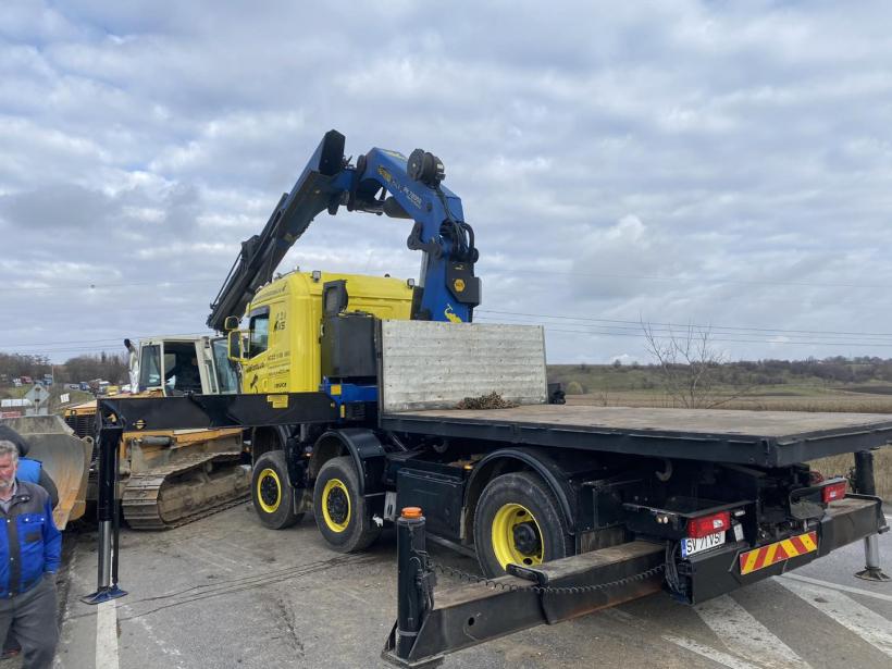 Un buldozer a căzut de pe o platformă peste două autoturisme aflate în trafic pe E85, la Fântâna Mare. Trei persoane au fost rănite 18808748