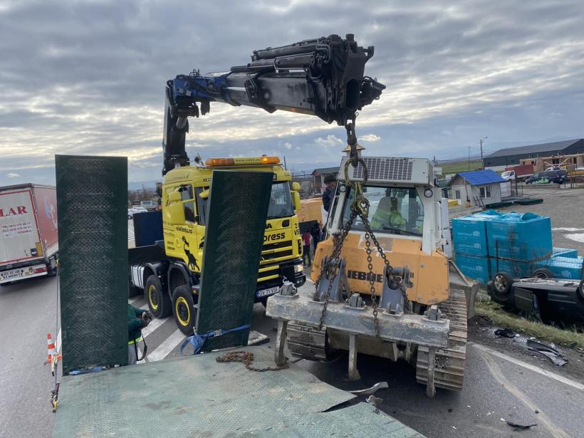 Un buldozer a căzut de pe o platformă peste două autoturisme aflate în trafic pe E85, la Fântâna Mare. Trei persoane au fost rănite 18808750