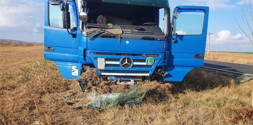 Accident în Constanța. Un autocamion încărcat cu suc de mere a ieșit de pe drum după ce a lovit un cap de pod