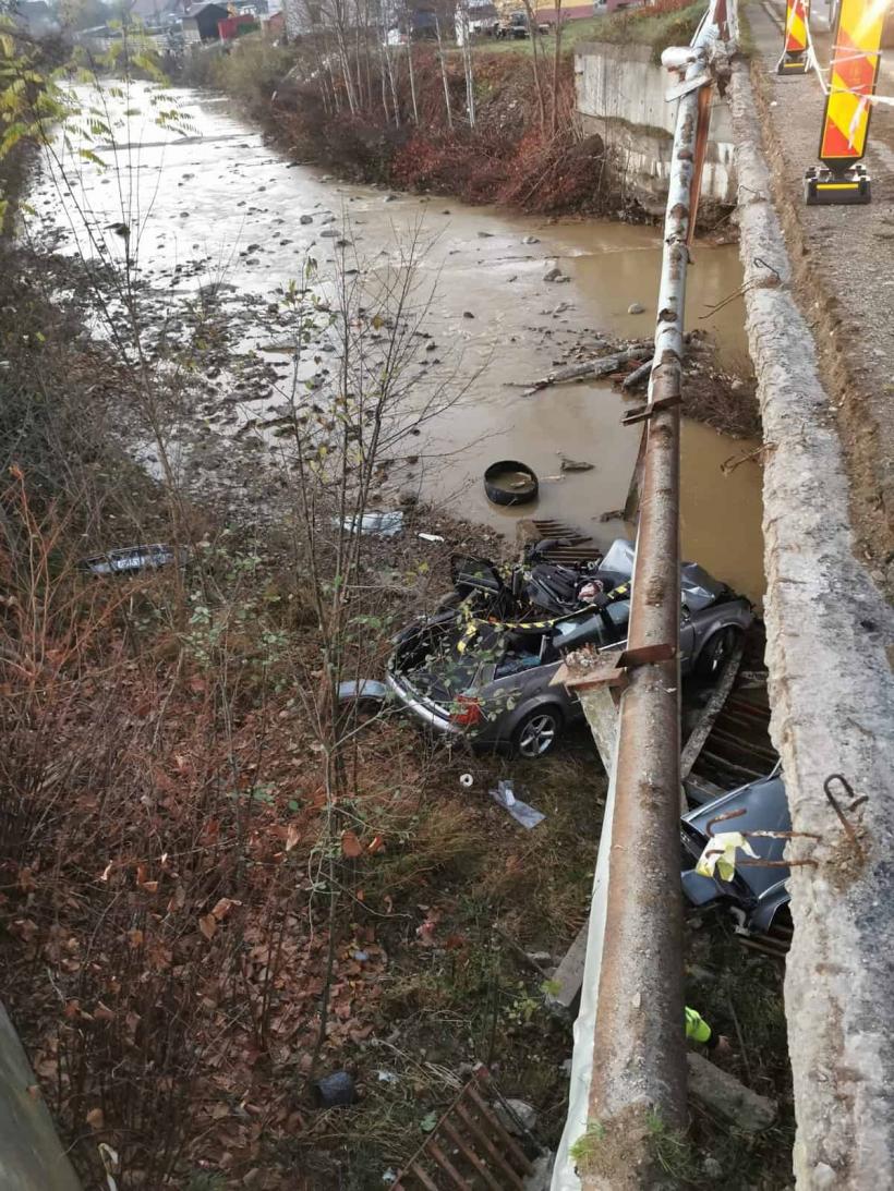 Accident teribil în comuna Lăpuș, județul Maramureș. Mașina a zburat de pe pod. Patru persoane, rănite grav