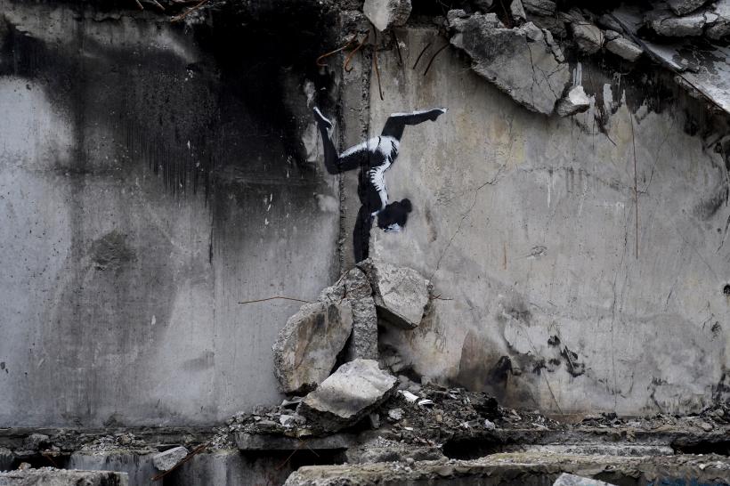 Artă stradală semnată de Banksy, pe o clădire bombardată din Ucraina