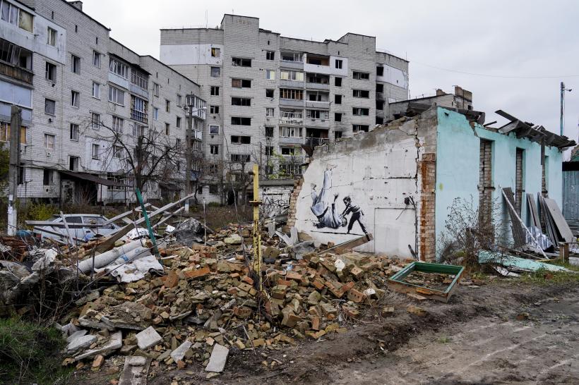 Artă stradală semnată de Banksy, pe o clădire bombardată din Ucraina 18808943