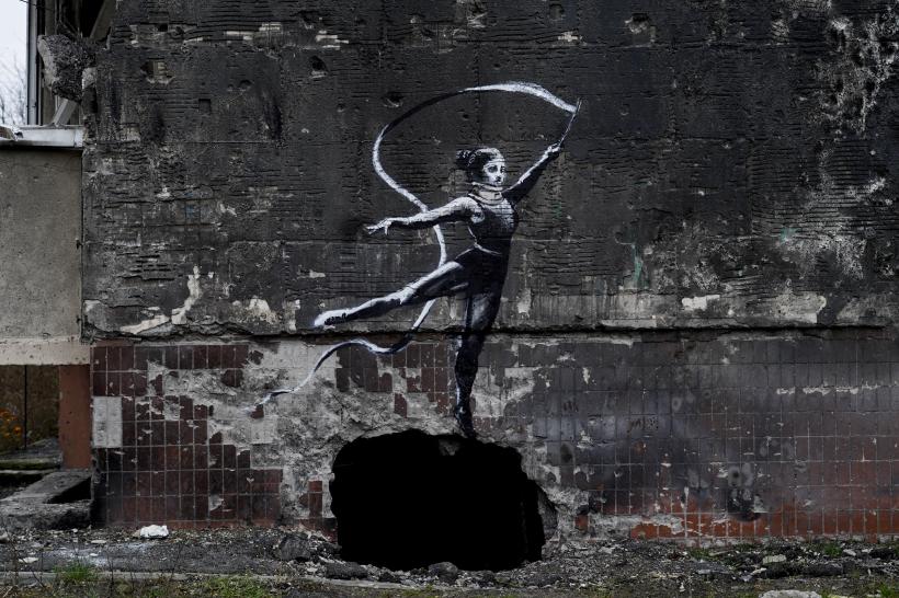 Artă stradală semnată de Banksy, pe o clădire bombardată din Ucraina 18808944