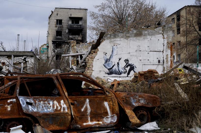 Artă stradală semnată de Banksy, pe o clădire bombardată din Ucraina 18808945