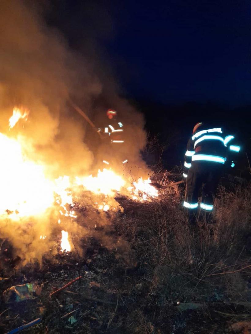Incendiu de proporții în Dâmbovița. Ard sute de anvelope și materiale plastice
