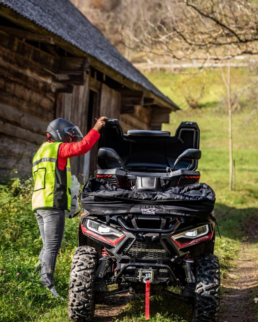Povestea incredibilă a Emiliei, poștărița pe ATV din inima Apusenilor. „Tu, fată, să nu mai vii cu capra aia de motor, că face gălăgie, mie nu-mi place!” 18808868
