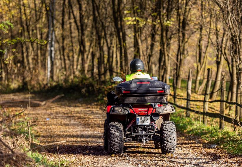 Povestea incredibilă a Emiliei, poștărița pe ATV din inima Apusenilor. „Tu, fată, să nu mai vii cu capra aia de motor, că face gălăgie, mie nu-mi place!” 18808870
