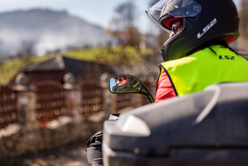 Povestea incredibilă a Emiliei, poștărița pe ATV din inima Apusenilor. „Tu, fată, să nu mai vii cu capra aia de motor, că face gălăgie, mie nu-mi place!” 18808872