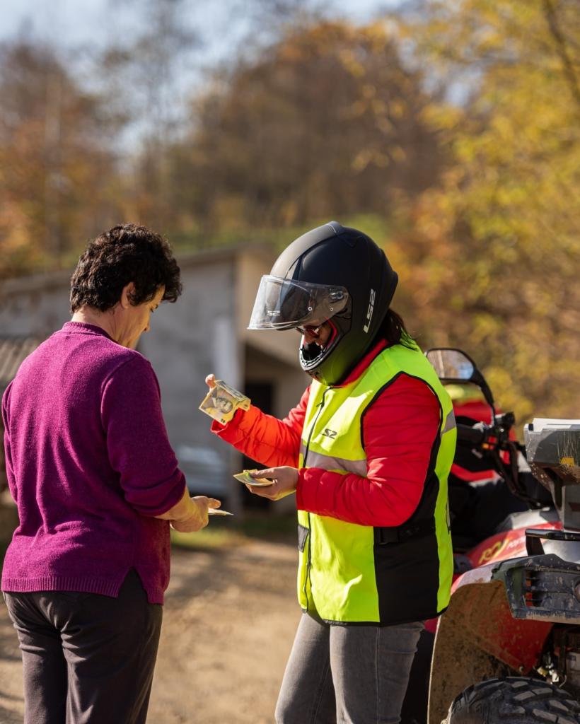 Povestea incredibilă a Emiliei, poștărița pe ATV din inima Apusenilor. „Tu, fată, să nu mai vii cu capra aia de motor, că face gălăgie, mie nu-mi place!” 18808873
