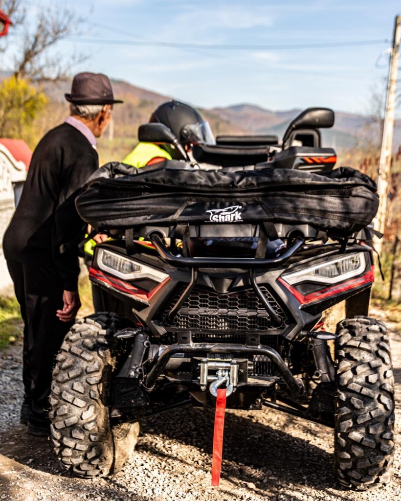 Povestea incredibilă a Emiliei, poștărița pe ATV din inima Apusenilor. „Tu, fată, să nu mai vii cu capra aia de motor, că face gălăgie, mie nu-mi place!” 18808874