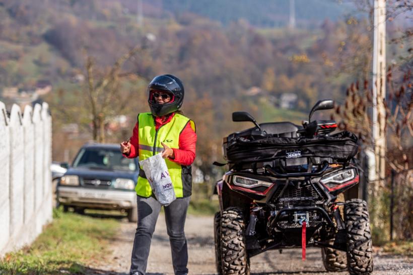 Povestea incredibilă a Emiliei, poștărița pe ATV din inima Apusenilor. „Tu, fată, să nu mai vii cu capra aia de motor, că face gălăgie, mie nu-mi place!” 18808875