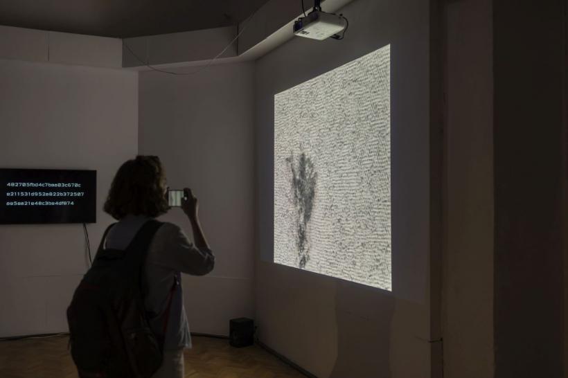 The Somatist, The Entropist & The Skeptic,  expoziția interactivă care vorbește despre responsabilitatea pe care o avem în relația om-tehnologie, se vede între 19 noiembrie - 20 decembrie la Rezidența9 18808803