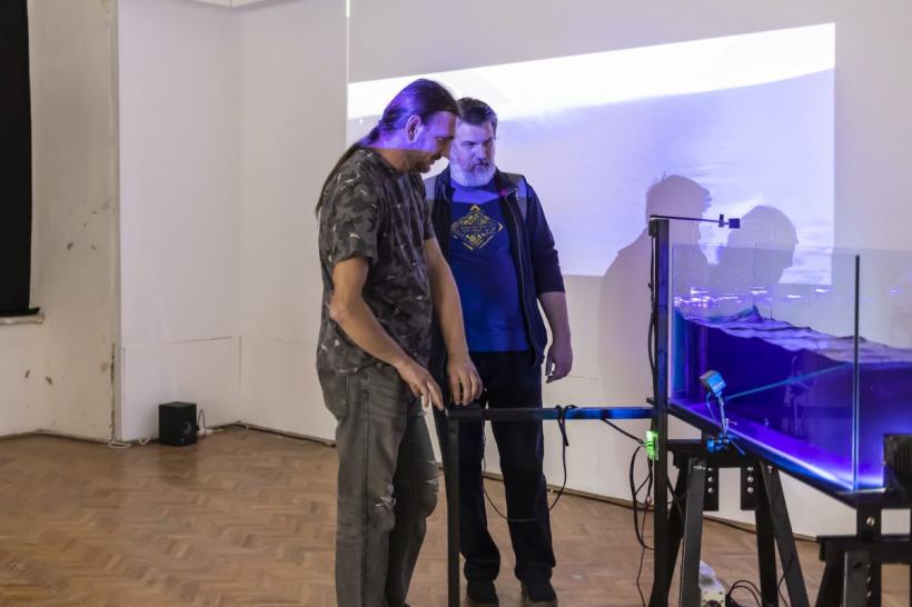 The Somatist, The Entropist & The Skeptic,  expoziția interactivă care vorbește despre responsabilitatea pe care o avem în relația om-tehnologie, se vede între 19 noiembrie - 20 decembrie la Rezidența9 18808805