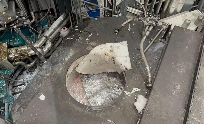 Un muncitor cade într-un cuptor plin cu aluminiu topit la 720C, dar supraviețuiește miraculos