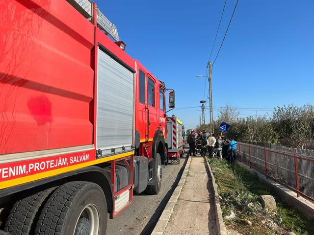 Accident la Tulcea. O motocicletă a intrat în gardul unei gospodării. Șoferul a rămas blocat sub vechicul 18809013