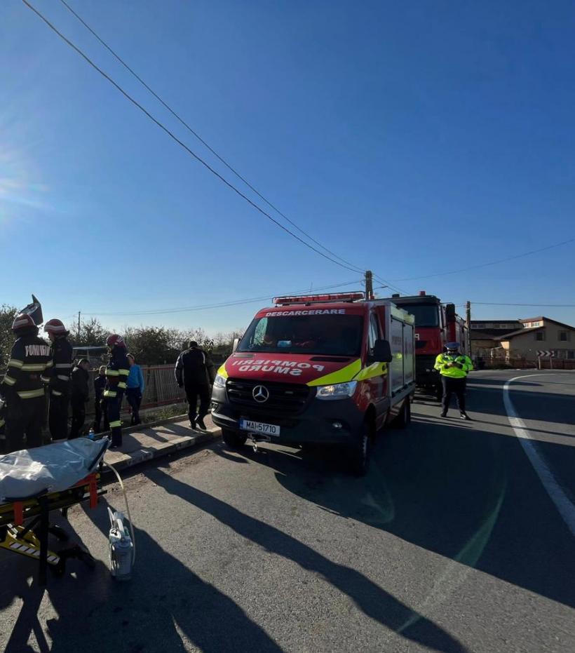 Accident la Tulcea. O motocicletă a intrat în gardul unei gospodării. Șoferul a rămas blocat sub vechicul 18809014