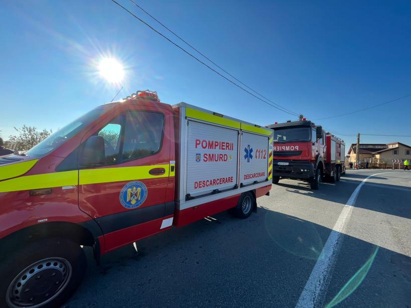 Accident la Tulcea. O motocicletă a intrat în gardul unei gospodării. Șoferul a rămas blocat sub vechicul 18809015