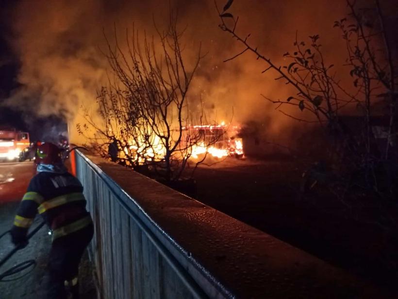 Incendiu violent în Botoșani. O casă şi un atelier de tâmplărie au fost mistuite de flăcări