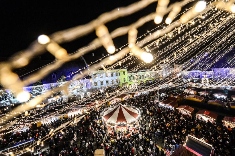 Magia sărbătorilor de iarnă a început la Sibiu. Imagini spectaculoase de la Târgul de Crăciun pe webcam LIVE Jurmalul 18809000