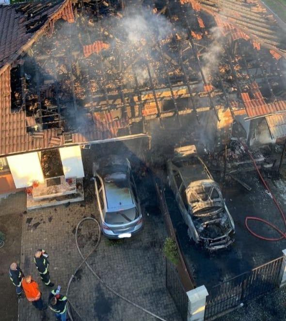 Un incendiu izbucnit la 2 locuințe într-o comună din Timiș a cuprins și 2 autoturisme