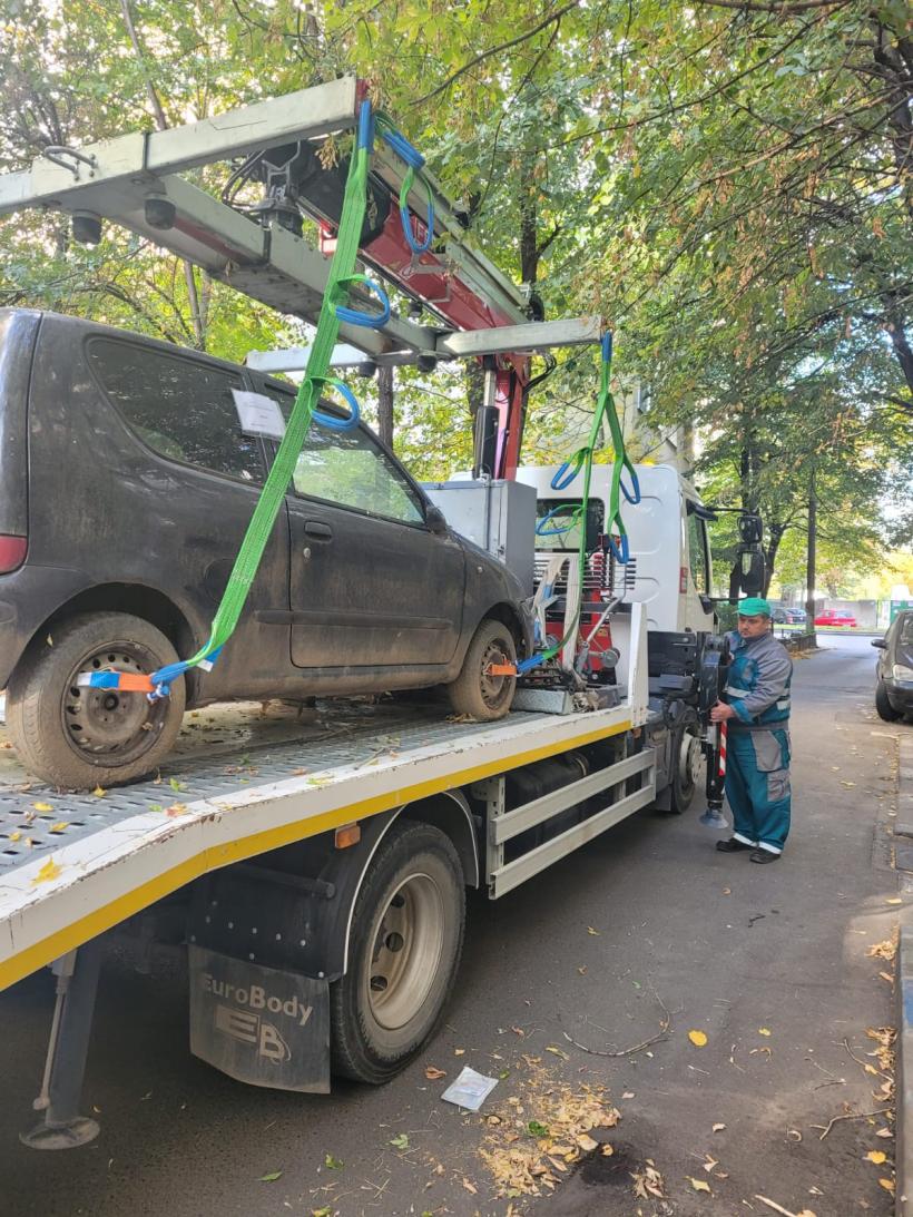 Lege promulgată: Poliția Rutieră poate dispune ridicarea vehiculelor staționate pe trotuar 18809456