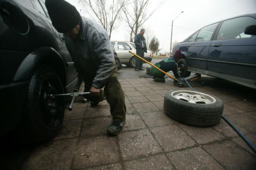 Mai mult de jumătate dintre români schimbă anvelopele mașinii personale o dată la doi sau trei ani