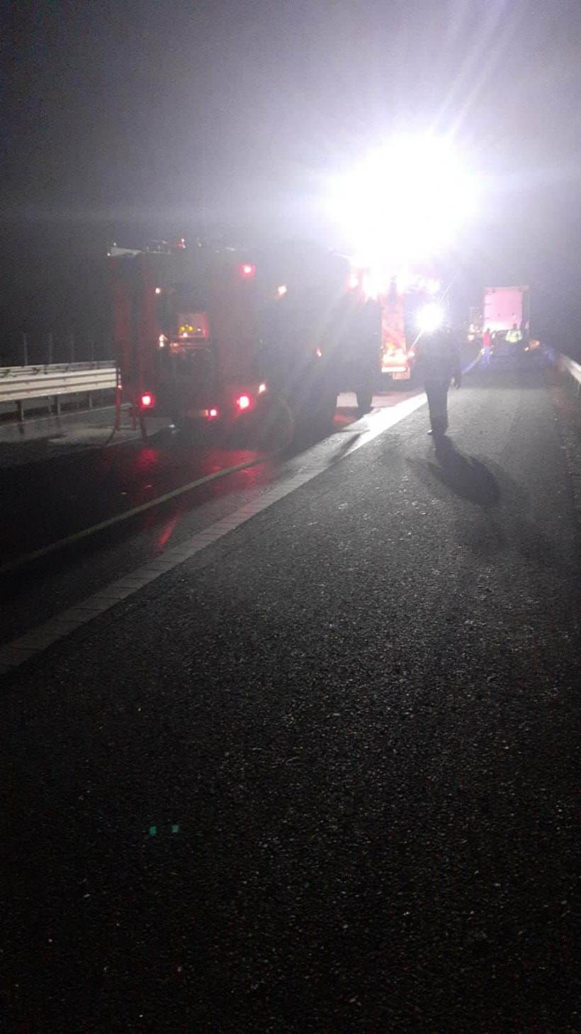 Un TIR a luat foc pe autostrada A1 18809418