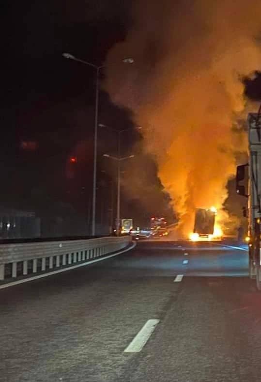 Un TIR a luat foc pe autostrada A1