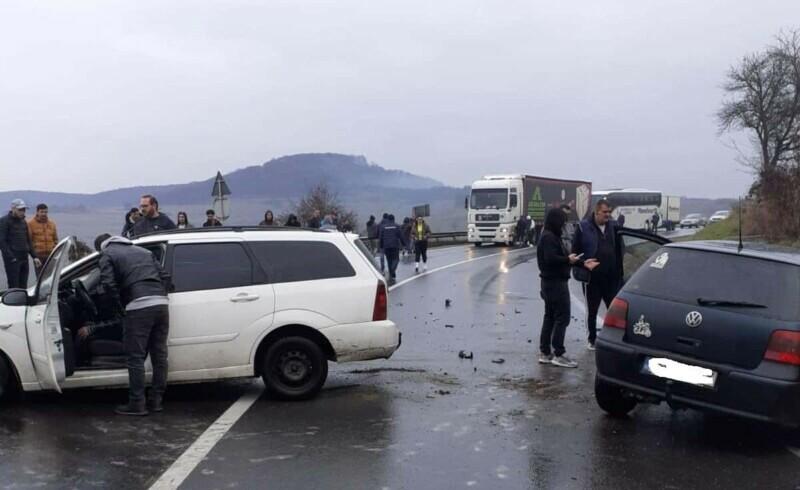 Accident grav în Mureș. Două mașini s-au ciocnit. Două persoane au fost rănite