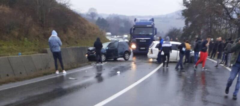 Accident grav în Mureș. Două mașini s-au ciocnit. Două persoane au fost rănite 18809689