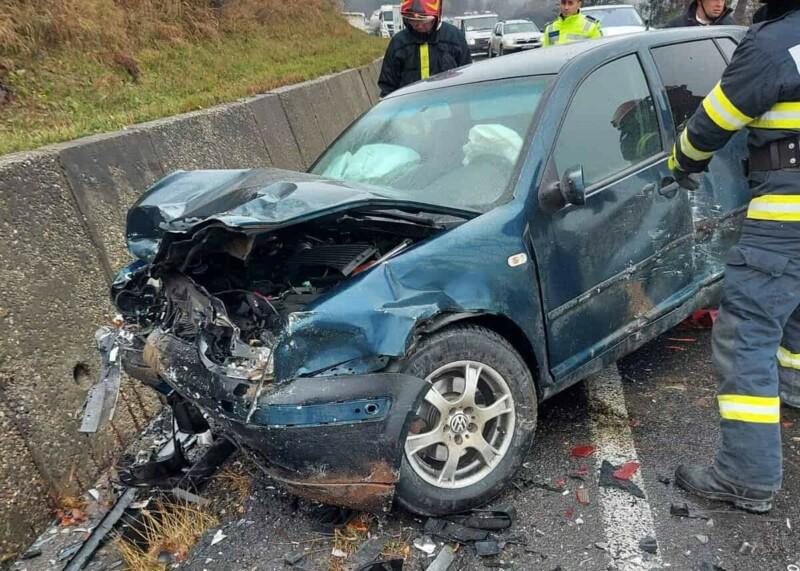 Accident grav în Mureș. Două mașini s-au ciocnit. Două persoane au fost rănite 18809690