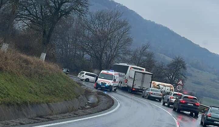 Accident grav în Mureș. Două mașini s-au ciocnit. Două persoane au fost rănite 18809691