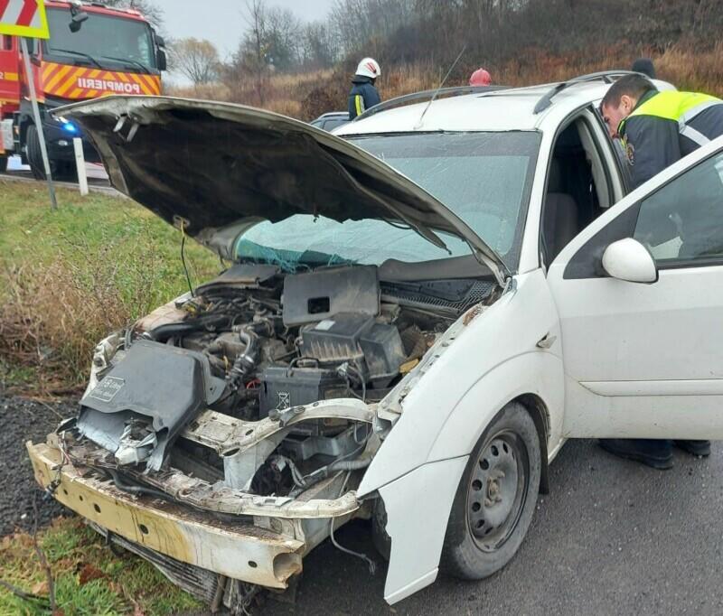 Accident grav în Mureș. Două mașini s-au ciocnit. Două persoane au fost rănite 18809692