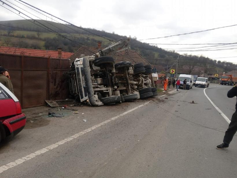 Accident în Covasna: Un camion s-a răsturnat, iar șoferul a murit