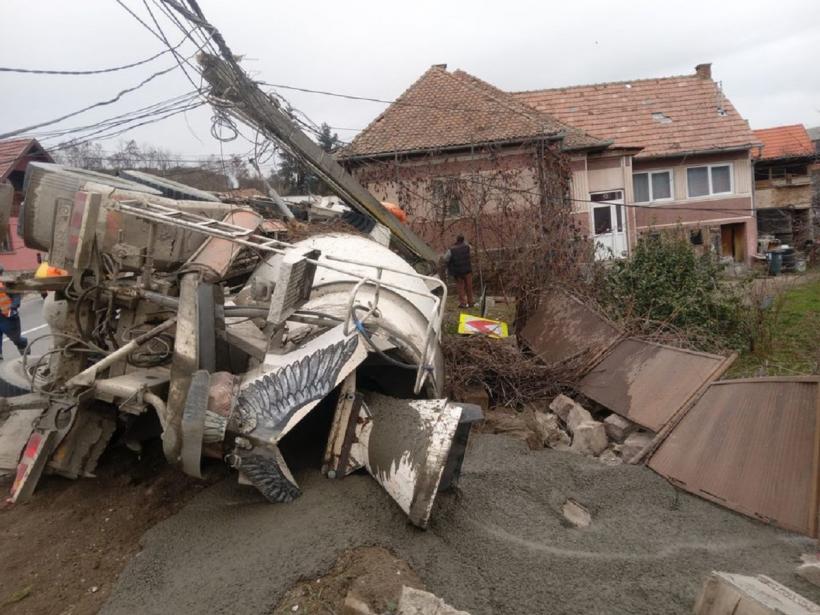 Accident în Covasna: Un camion s-a răsturnat, iar șoferul a murit 18809648