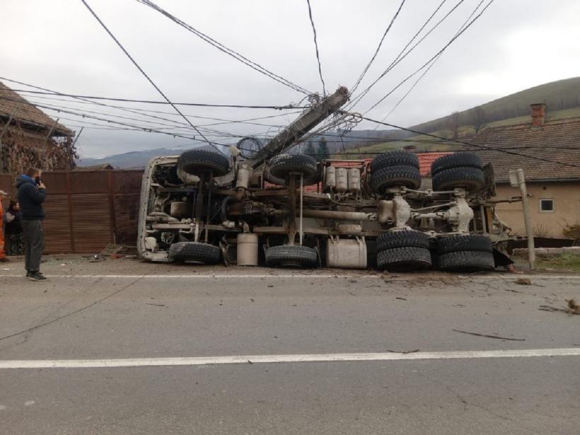 Accident în Covasna: Un camion s-a răsturnat, iar șoferul a murit 18809649