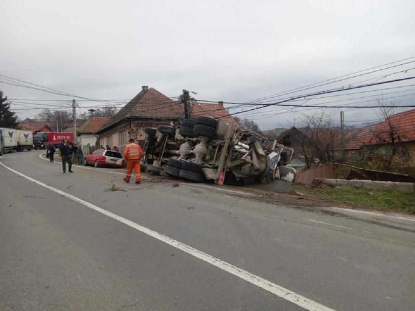 Accident în Covasna: Un camion s-a răsturnat, iar șoferul a murit 18809650