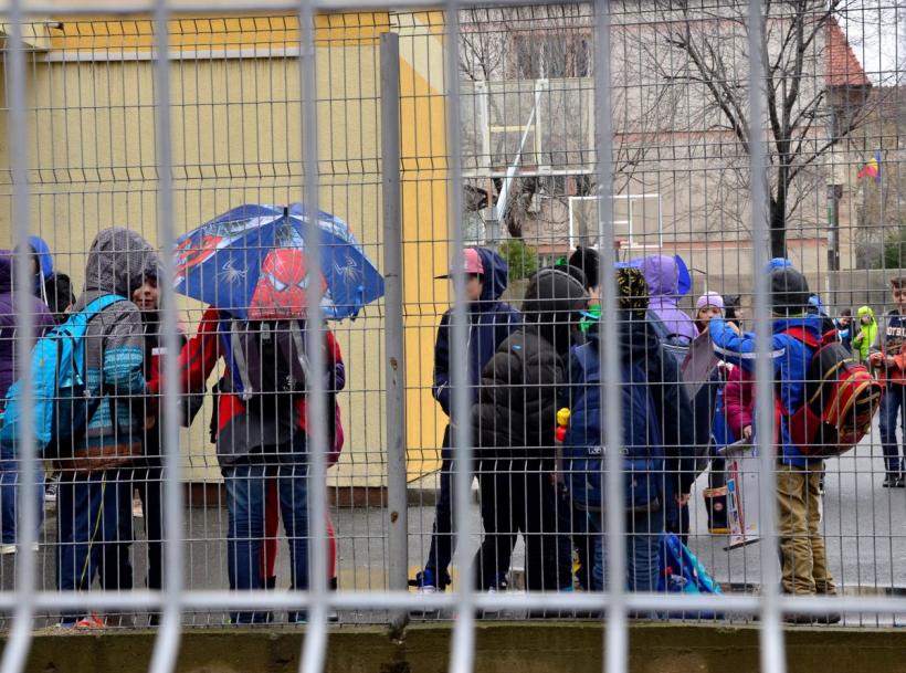 Elevii ar putea intra în școală prin sisteme de securitate 18809525
