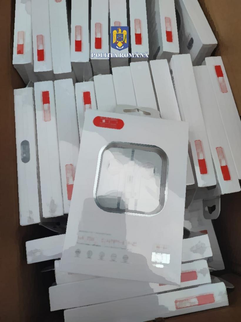 Huse, încărcătoare și căști contrafăcute în valoare de 2,2 milioane de lei, depistate în Portul Constanţa Sud Agigea 18809750