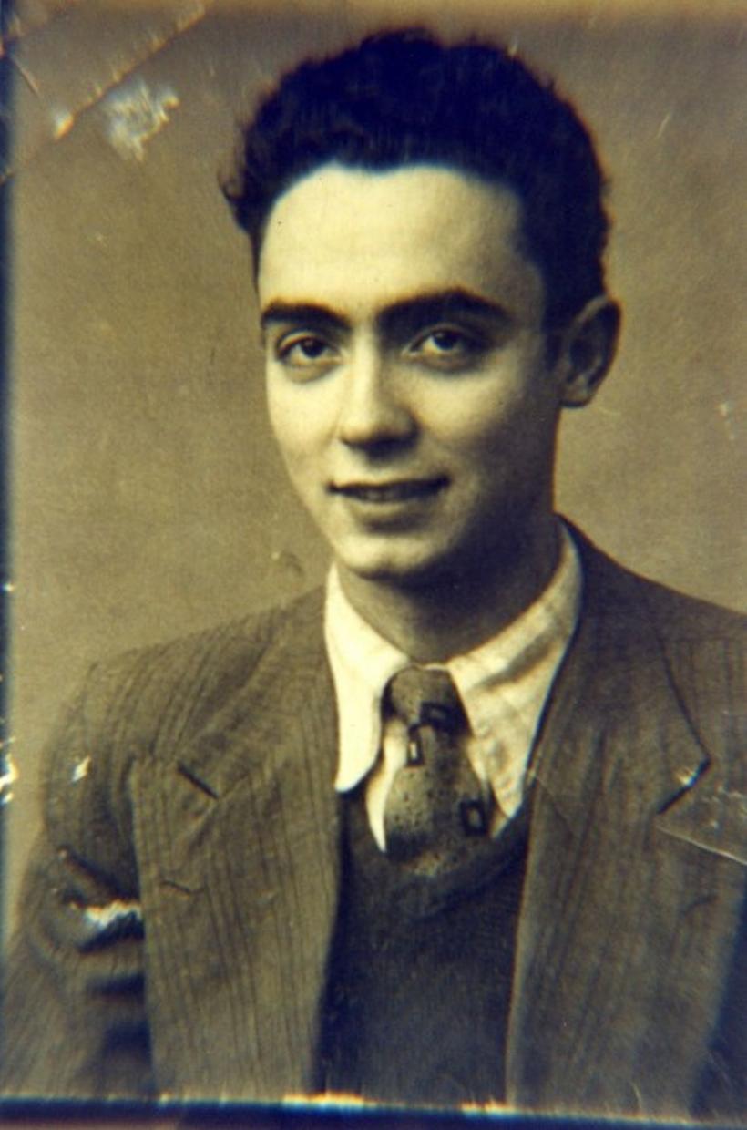 Lăcătușul-mecanic care a făcut să strălucească literele portugheze 18809482