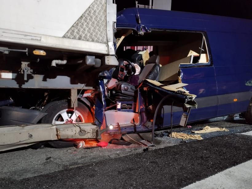 Accident grav între un camion și un microbuz în Vâlcea. Șase persoane au fost încarcerate 18809829